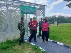 Lanudad Gatot Soebroto Puspenerbad Terima Kunjungan Dinas TPHP Way Kanan saat Panen Buah Melon