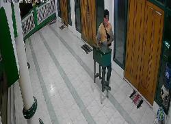 Terekam CCTV, Maling Gasak Kotak Amal Masjid di Bubulan Bojonegoro, Ini Perkiraan Isinya