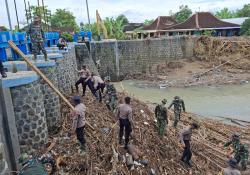 Cegah Banjir, Polres Sukoharjo Bersama TNI Bantu Bersihkan Sampah di Bendungan Bengawan Solo