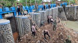 Polres Sukoharjo Bantu Bersihkan Tumpukan Sampah di Sungai Bengawan Solo