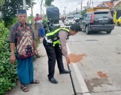 Hindari Jalan Bergelombang Siswi SMK Jatuh Ditabrak Truk.