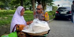 Tangisan Ibu Penjual Emping: Ditipu Uang Palsu, Rezeki Sehari Lenyap