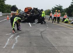 Kecelakaan Maut Avanza di Tol Jombang, Mobil Ringsek 2 Pegawai Dinsos Tewas