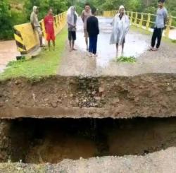 Cuaca Buruk Masih Gelayuti Sumba Timur: Jembatan Lailunggi Jebol, Aktivitas Warga Terganggu