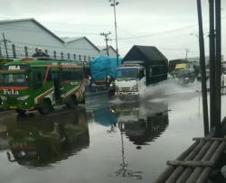 Tiga Hari Hujan, Jalur Pantura Sayung Macet Diperparah Banjir Rob