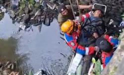 Heboh! Pemuda Patah Kaki dan Kepala Bocor akibat Jatuh ke Dasar Sungai Cikapundung Bandung