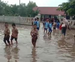 Sejumlah Sekolah di Karawang Tergenang Banjir Akibat Diguyur Hujan Lebat, Proses Belajar Terhambat