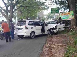 Braakkk! Dua Mobil Tabrakan di Karangpandan Karanganyar, Empat Orang Alami Luka