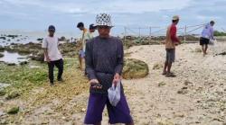 Pantai di Pandeglang Tercemar Tumpahan Batubara, Wisatawan Gatal-gatal!