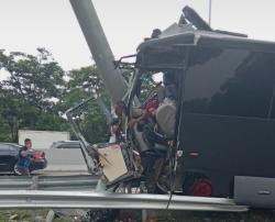 Bus Brimob Polda Jatim Tabrak Pembatas Jalan Tol Pandaan-Malang