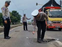 Banyak Jalan Rusak di Jombang yang Memicu Kecelakan Lalu Lintas, Begini Reaksi Polisi