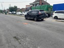 Hindari Lubang, Emak-emak Terjatuh Dari Motor Lalu Disambar Truk di Jalan Jombang