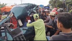 Kecelakaan di Lamongan Hari Ini Mobil Carry Tabrak Dump Truck Parkir, Satu Luka Berat