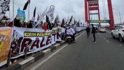Serukan Pembebasan Palestina, Massa Pawai Isra Mikraj AMP3 Padati Jembatan Ampera Palembang