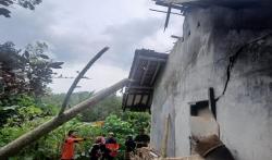 Dua Rumah Warga Ciamis Rusak Tertimpa Pohon Tumbang