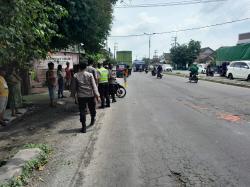 Hindari Lubang di Jalan, Pemotor Emak-Emak di Jombang Tertabrak Truk, Kondisi Mengenaskan