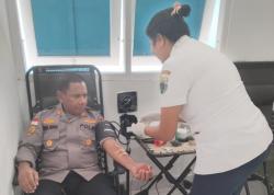 Peduli Sesama, AKP Leyfriets D Mada Donorkan Darah untuk Seorang  Warga TTS yang Butuh