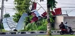 Angin Kencang Terjang Mataram, Atap Bangunan Baru di Jalan Lingkar Selatan Berterbangan