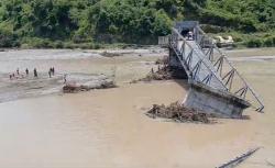 Setelah Ambruknya Jembatan Termanu oleh Banjir,  Warga Pejalan Kaki Bisa Kembali Menyebrang