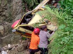 Truk Engkel Terjun Bebas Ke Jurang Sedalam 20 Meter di Jatipohon, Pengemudi Meninggal