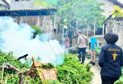 Polisi mendukung Puskesmas Way Urang Kalianda melaksanakan fogging atau pengasapan d