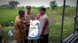 Mendukung Ketahanan Pangan, Polsek Cerme Berikan Bantuan Pupuk kepada Petani