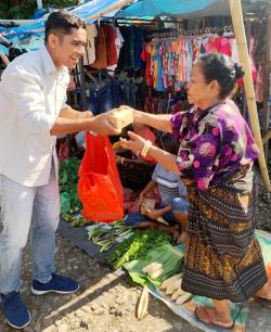 Jumat Berkah Pegadaian Wolowona Ende : Peduli Terhadap Pedagang Pasar Tradisional.