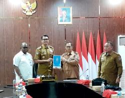 Pj. Gubernur Papsel Terima Dukumen Hasil Seleksi DPR Papua Selatan Afirmasi Otsus