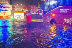 Jalan Pantura Kaligawe Terendam Banjir, Arus Lalu Lintas Semarang-Demak Tersendat