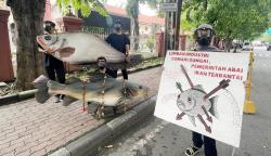 KOPIPA Dukung Putusan MA Kasus Ikan Mati Sungai Brantas, Gotong Replika Ikan ke PN Surabaya