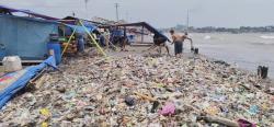 Parah! Puluhan Ton Sampah Laut Naik ke Daratan di Pantai Teluk Batako Pandeglang