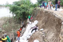 Tergerus Sungai Bengawan Solo, Jalan Poros Desa di Bojonegoro Longsor