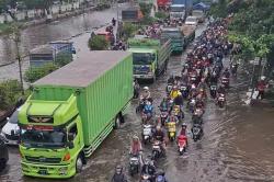 Update Banjir Kaligawe-Sayung Pagi Ini: Masih Tergenang Air, Arus Lalu Lintas Tersendat