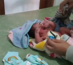 Geger! Bayi Laki-laki Ditemukan dalam Kardus di Jombang, Masih dengan Tali Pusar Nempel