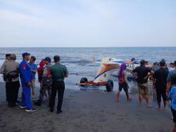 Pesawat Latih API Banyuwangi Jatuh di Pantai Gumuk Kantong, Dua Penumpang Selamat