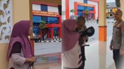 Viral! Ibu Petugas Kebersihan Diam-diam Intip Anaknya Jadi Polisi, Endingnya Bikin Haru!