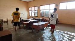 Terdampak Banjir, Sekolah SMK Terendam Air Hingga Ganggu Aktivitas Belajar Mengajar