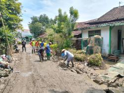 Komunitas Seni ini Bantu Kebersihan dan Sanitasi Lingkungan Terdampak Banjir dengan Padat Karya