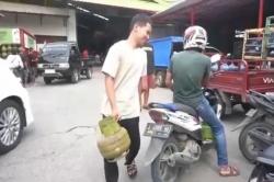 Suami di Lebak Banten Rela Bolos Kerja Imbas Gas Subsidi Langka