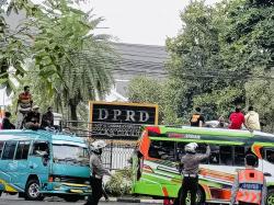 Puluhan Sopir Elf Cianjur Pakidulan Geruduk Gedung DRPD Cianjur Minta Travel Gelap Ditertibkan 