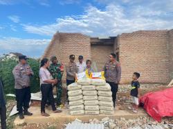 Kapolres Lampung Selatan Beri Bantuan kepada Janda Sebatang Kara Korban Angin Kencang di Jati Agung