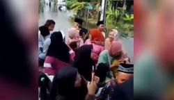 Banjir Meningkat, Akad Nikah Tak Surut di Demak