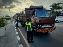 Pastikan Kelancaran Lalu Lintas, Polsek Manyar Atur Operasional Angkutan Barang