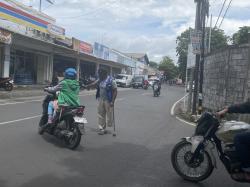 Kakinya Putus Jadi Jukir Dibantu Tongkat, Sopian Efendi Semangat Atuh