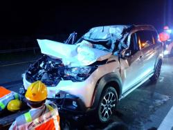 Ertiga Rusak Parah Menabrak Kendaraan Misterius di Tol Jombang, Tiga Orang Luka 1 Tewas