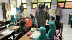 Polsek Sukodono Bagikan Makan Siang Bergizi di SDN 1 Jogosatru, Siswa Antusias