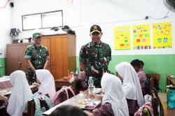 Panglima TNI Jenderal Agus Subiyanto Tinjau Program MBG di SDN Pasirkaliki Mandiri 2 Cimahi