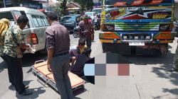 Menyalip di Jalan Tidak Rata, Pengendara Motor Terlindas Truk di Jalur Pantura