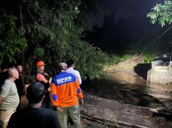 Tinjau Banjir dan Jembatan Putus, Pj Bupati Ugas ; Tim Tengah Lakukan Asesmen