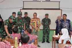 Pj Wali Kota Cimahi Dampingi Panglima TNI, Tinjau Pelaksanaan MBG di SDN Pasirkaliki Mandiri 2